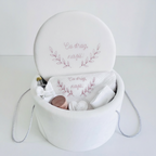 Trusou Din Muselina Pentru Botez + Cutie Pentru Trusou Brodată