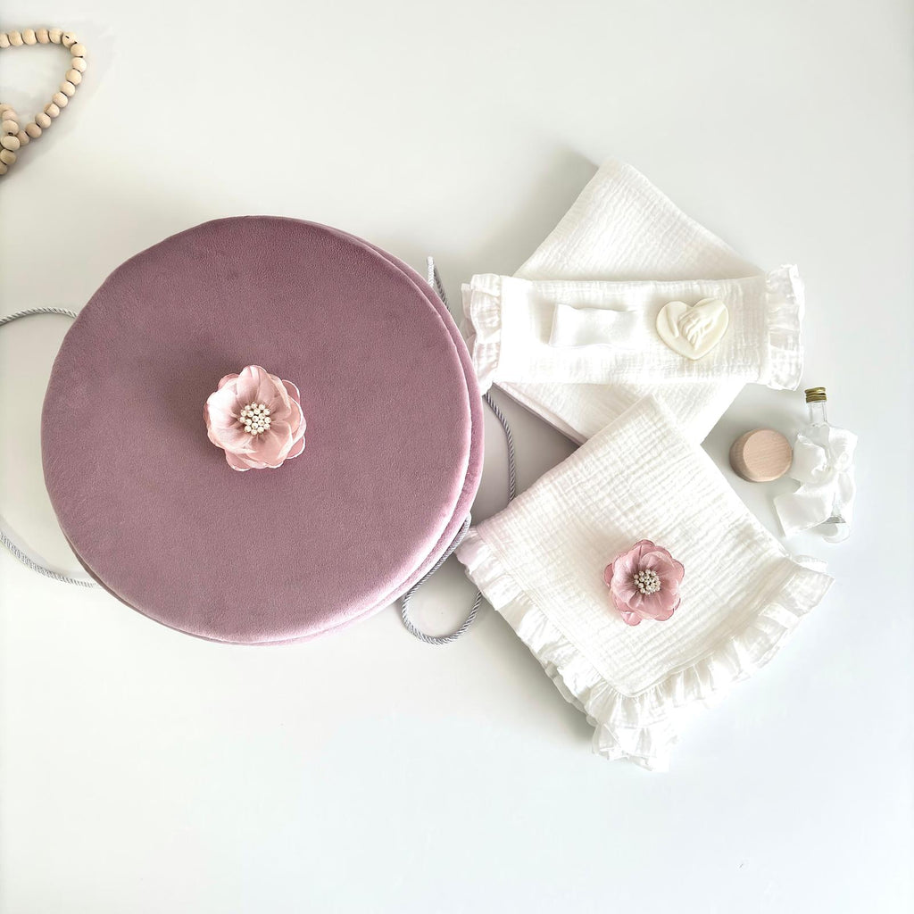 Trusou din Muselina Pentru Botez + Cutie Pentru Trusou cu Catifea Roz Pudra