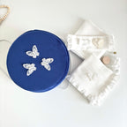Trusou din Muselina Pentru Botez + Cutie Pentru Trusou Catifea Albastră cu fluturi