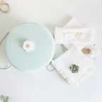 Trusou din Muselina Pentru Botez + Cutie Pentru Trusou cu Catifea Vrnil deschis