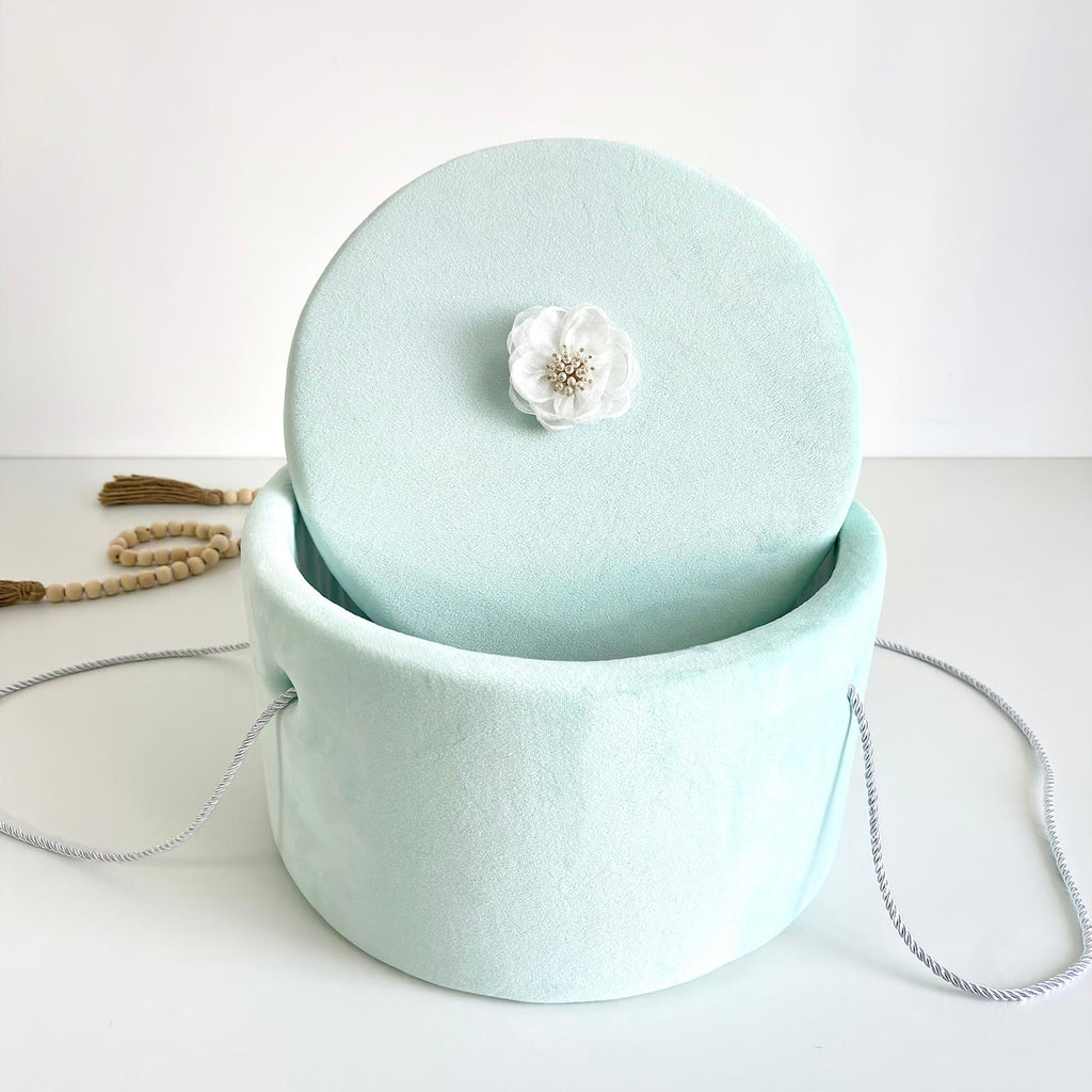 Trusou din Muselina Pentru Botez + Cutie Pentru Trusou cu Catifea Vrnil deschis