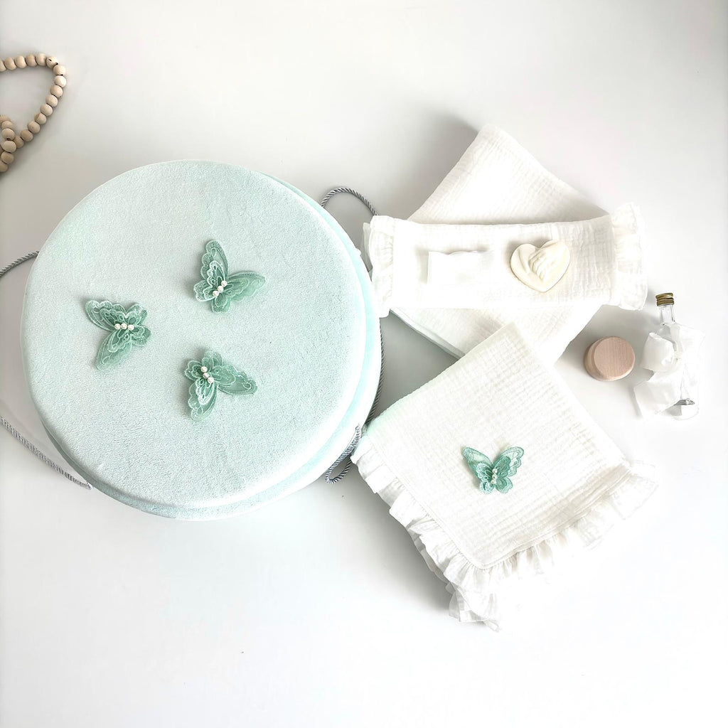 Trusou din Muselina Pentru Botez + Cutie Pentru Trusou Catifea Verde deschis - cu fluturi