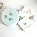 Trusou din Muselina Pentru Botez + Cutie Pentru Trusou Catifea Verde deschis - cu fluturi