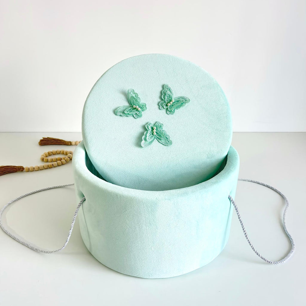 Trusou din Muselina Pentru Botez + Cutie Pentru Trusou Catifea Verde deschis - cu fluturi