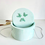 Trusou din Muselina Pentru Botez + Cutie Pentru Trusou Catifea Verde deschis - cu fluturi