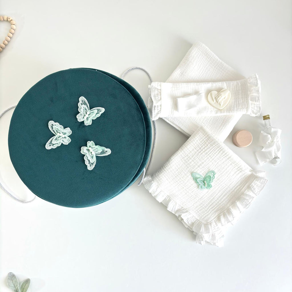 Trusou din Muselina Pentru Botez + Cutie Pentru Trusou Catifea Verde cu fluturi