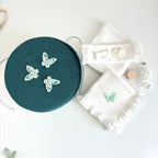 Trusou din Muselina Pentru Botez + Cutie Pentru Trusou Catifea Verde cu fluturi