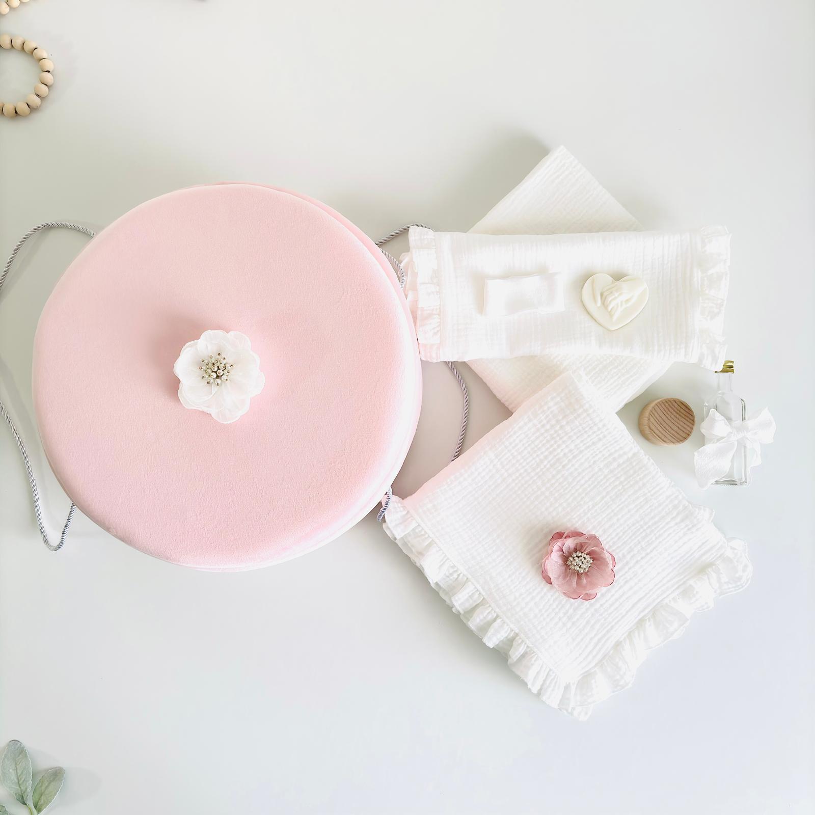 Trusou din Muselina Pentru Botez + Cutie Pentru Trusou cu Catifea Roz