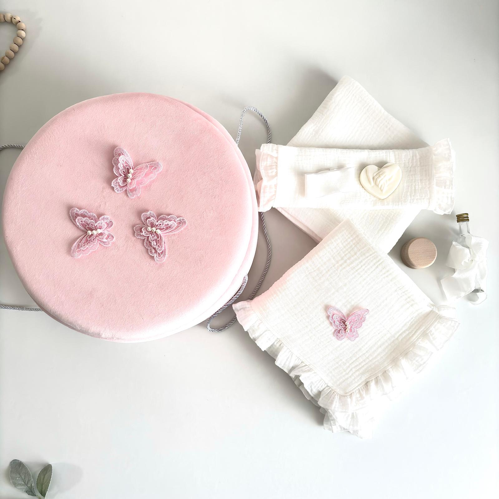 Trusou din Muselina Pentru Botez + Cutie Pentru Trusou Catifea Roz cu fluturi