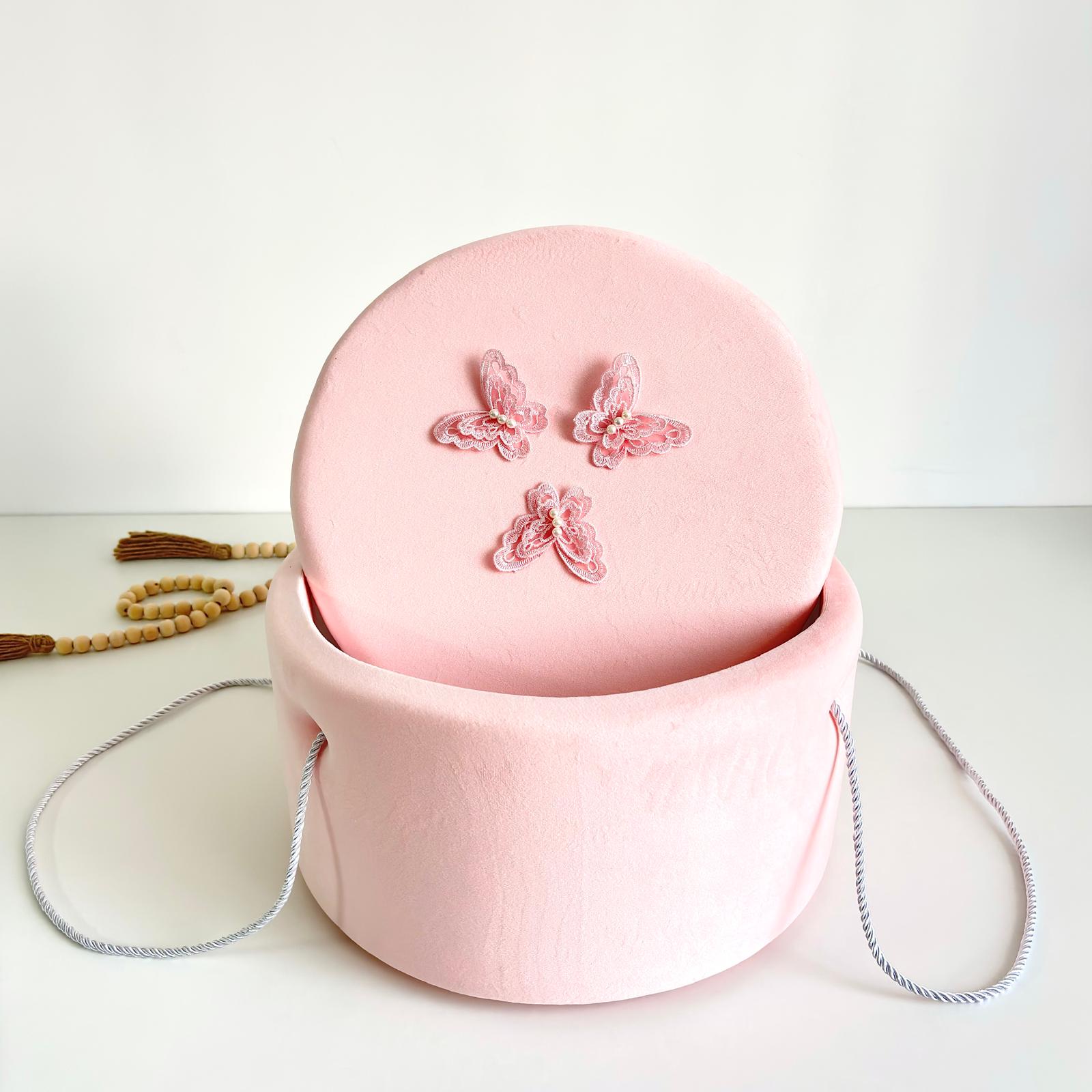 Trusou din Muselina Pentru Botez + Cutie Pentru Trusou Catifea Roz cu fluturi