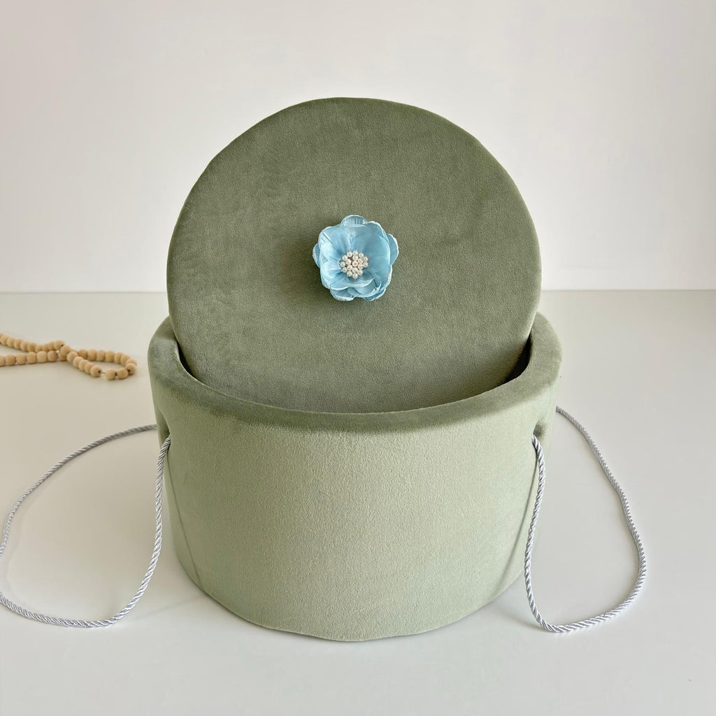 Trusou din Muselina Pentru Botez + Cutie Pentru Trusou cu Catifea Verde Olive cu floare Albastră