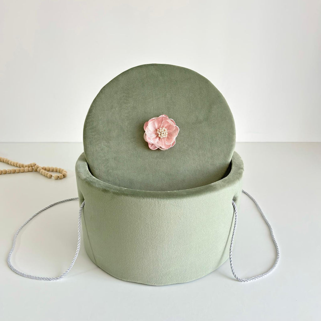 Cufăr pentru Trusoul de Botez Buretat cu Catifea Verde Olive cu floare Roz