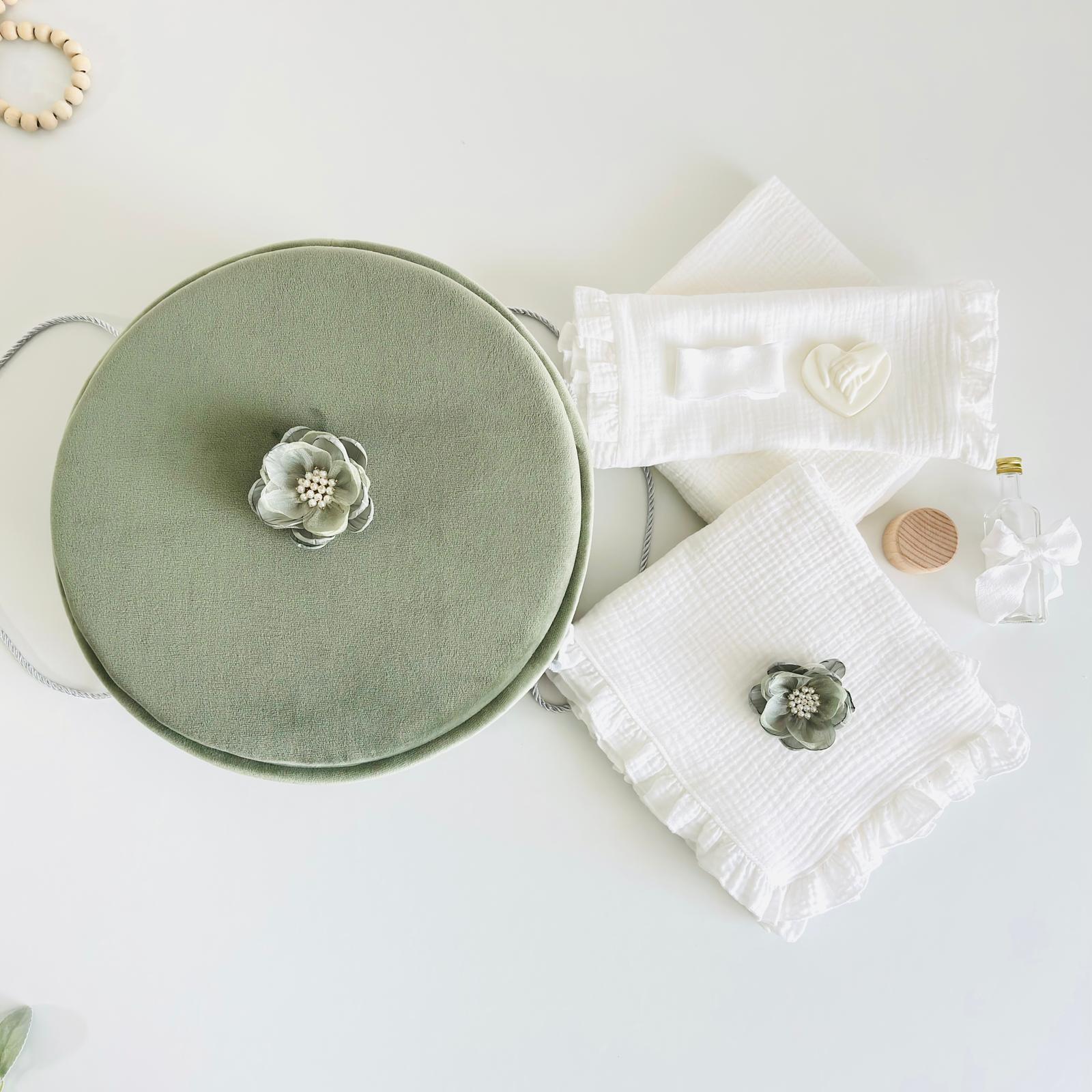 Trusou din Muselina Pentru Botez + Cutie Pentru Trusou cu Catifea Verde Olive cu floare Verde