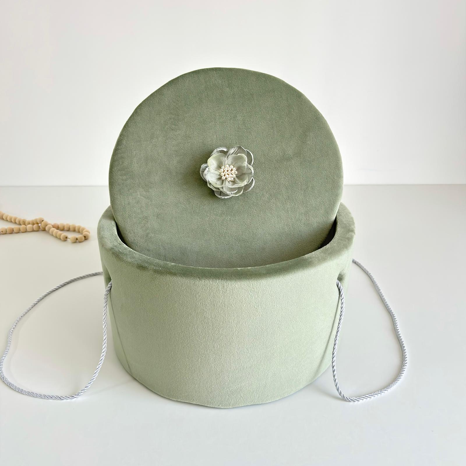 Cufăr pentru Trusoul de Botez Buretat cu Catifea Verde Olive cu floare Verde