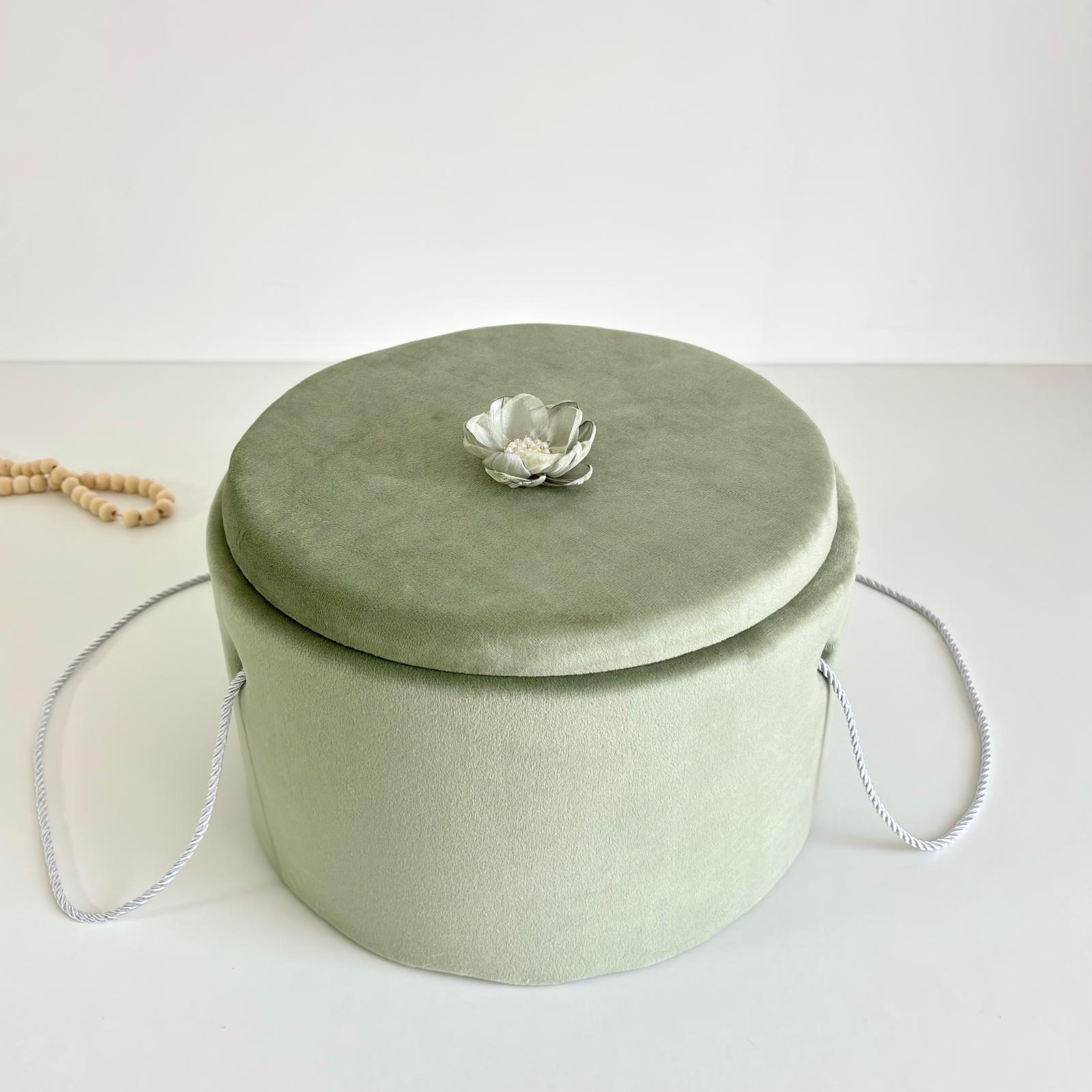 Cufăr pentru Trusoul de Botez Buretat cu Catifea Verde Olive cu floare Verde