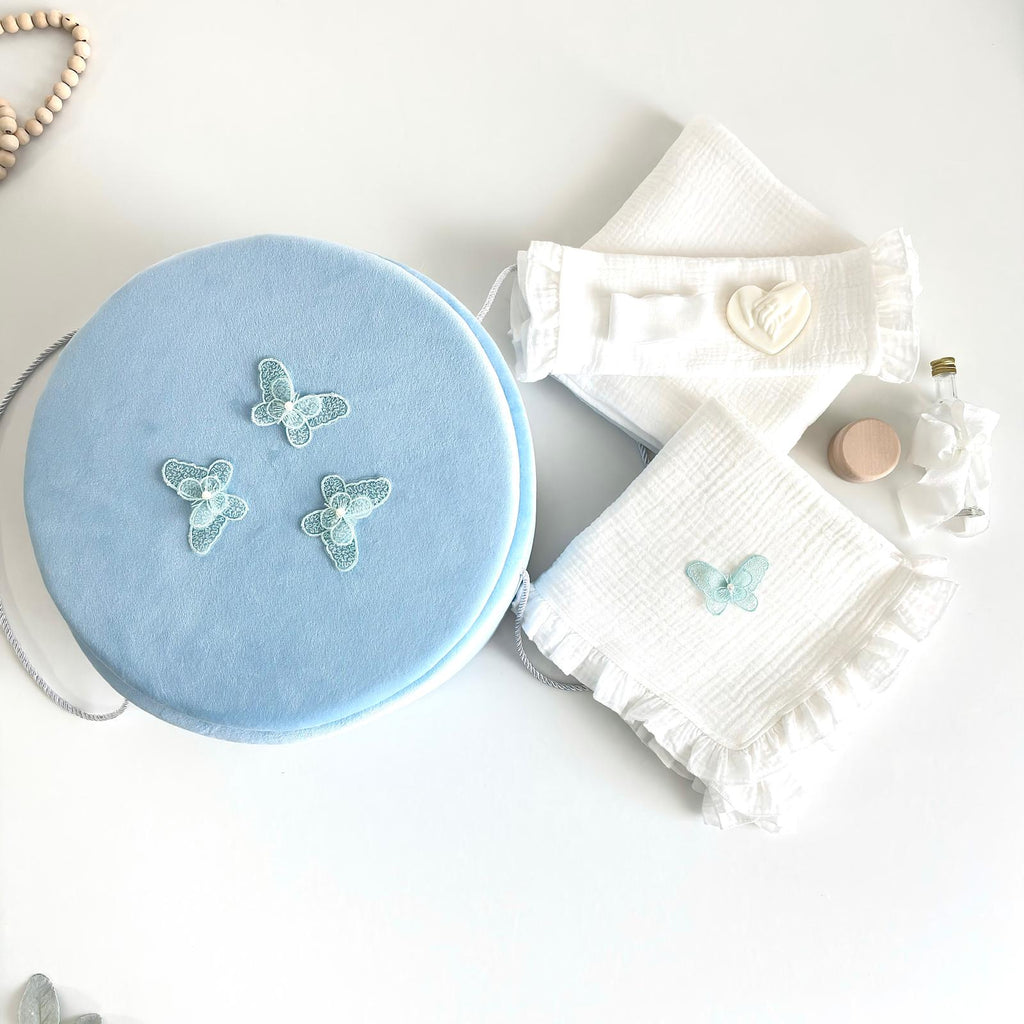 Trusou din Muselina Pentru Botez + Cutie Pentru Trusou Catifea Bleu cu fluturi