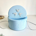 Trusou din Muselina Pentru Botez + Cutie Pentru Trusou Catifea Bleu cu fluturi