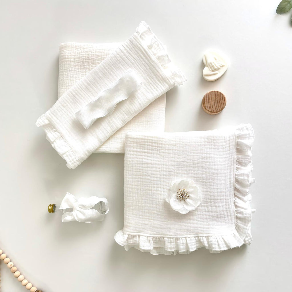 Trusou din muselina pentru Botez cu floare albă