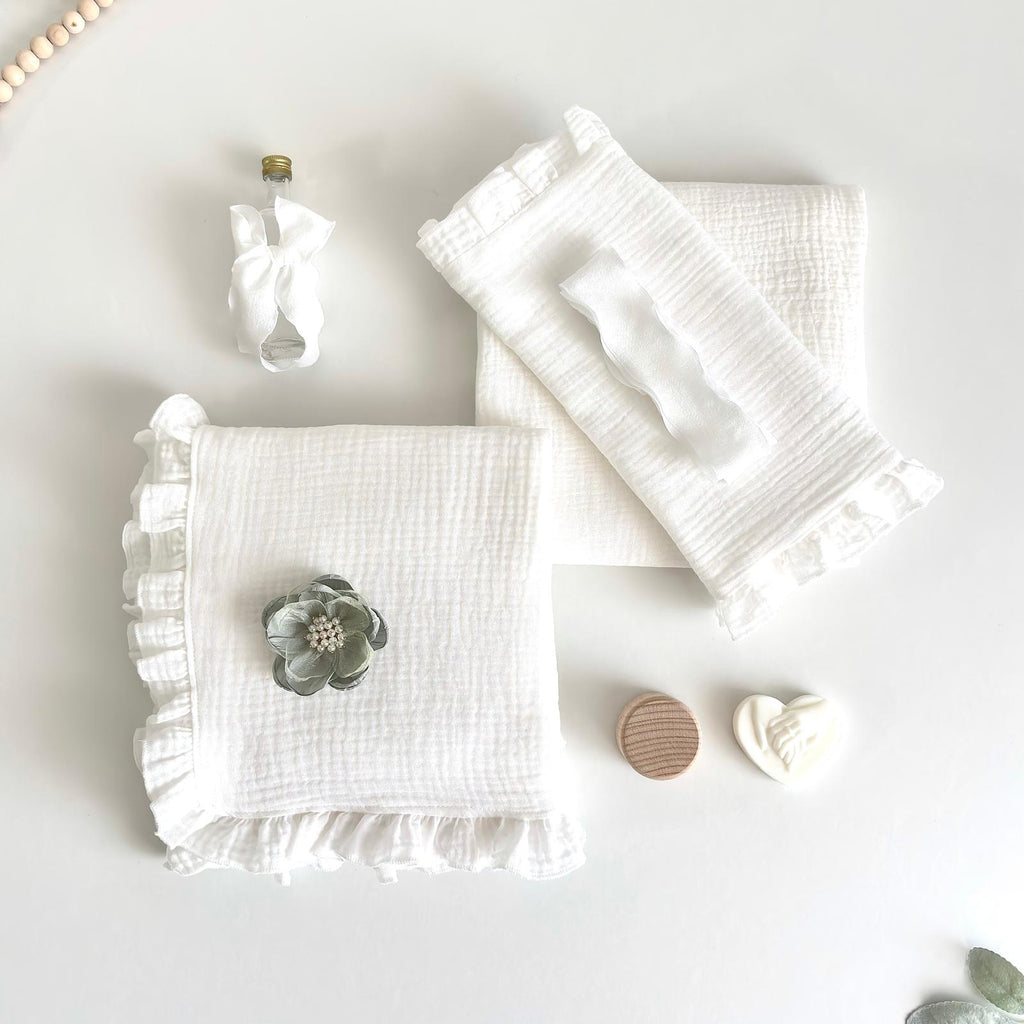 Trusou din Muselina Pentru Botez + Cutie Pentru Trusou cu Catifea Vrnil deschis