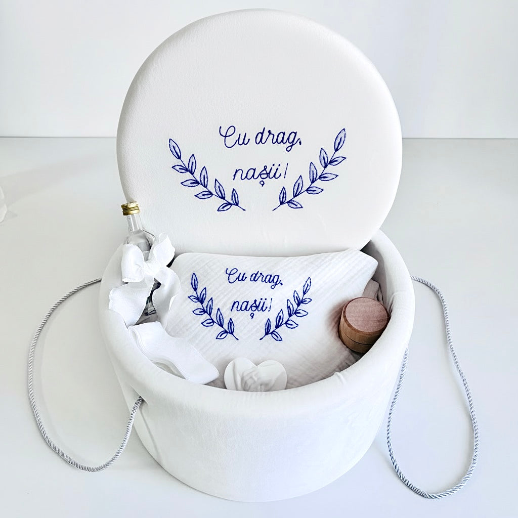 Trusou Din Muselina Pentru Botez + Cutie Pentru Trusou Brodată