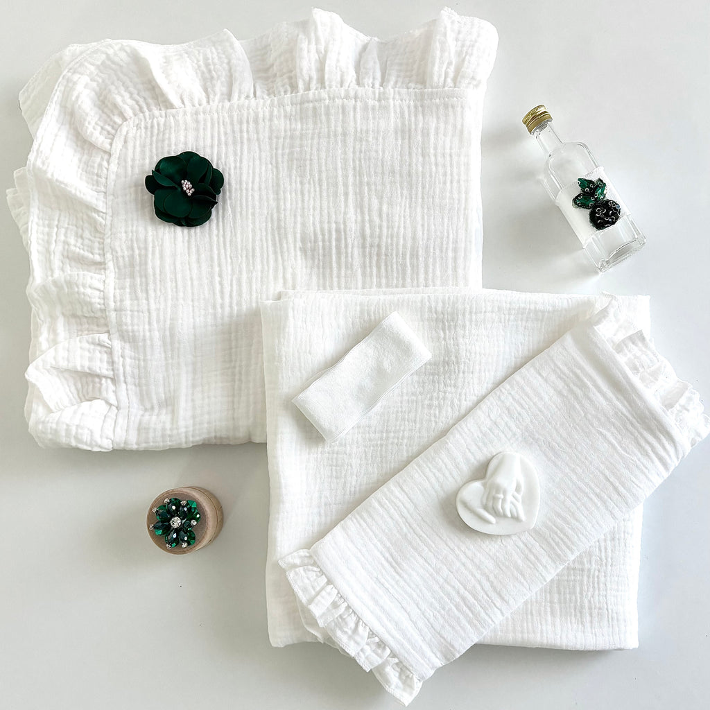 Trusou din muselina pentru Botez + Cutie pentru trusou -Model 1025