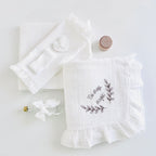 Trusou Din Muselina Pentru Botez + Cutie Pentru Trusou Brodată