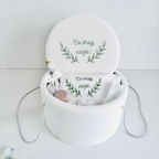 Trusou Din Muselina Pentru Botez + Cutie Pentru Trusou Brodată