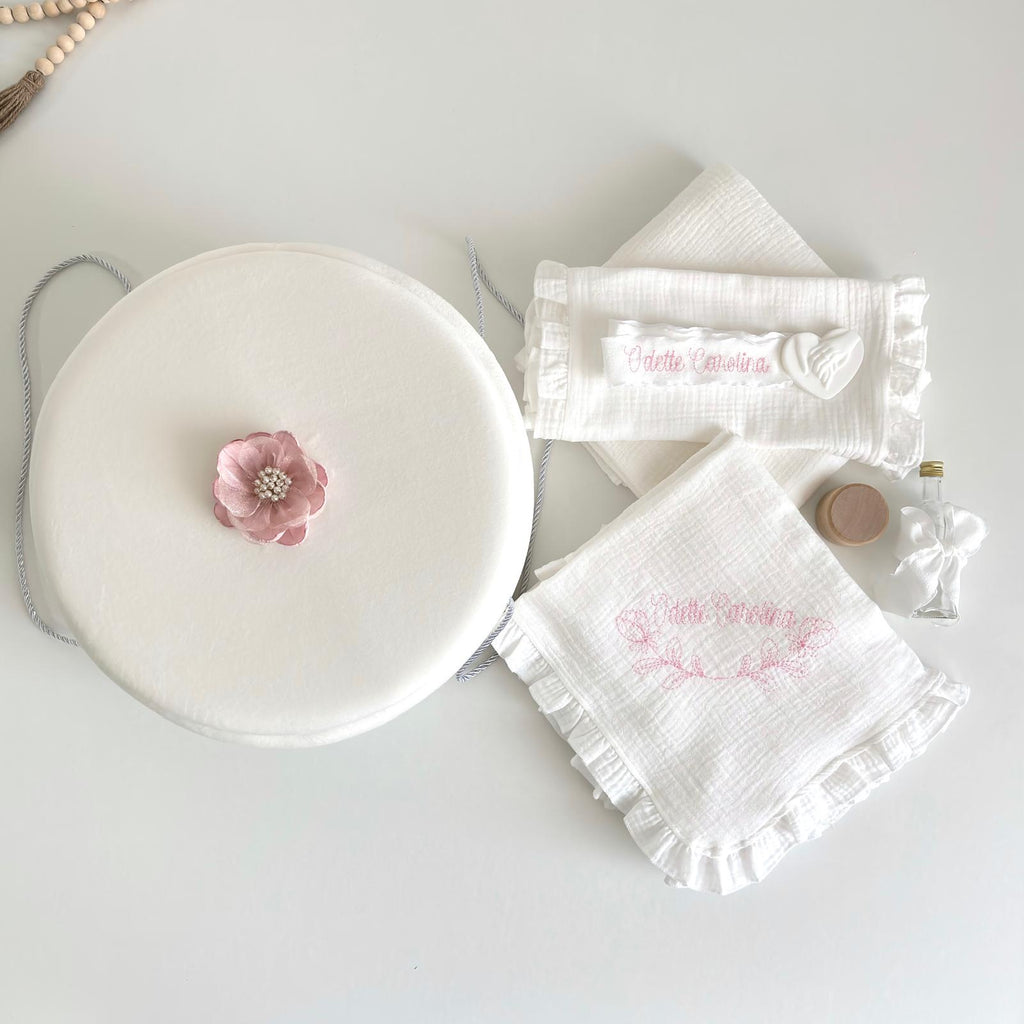 Trusou din Muselina Pentru Botez Personalizat + Cutie Pentru Trusou cu floare BT018