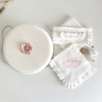 Trusou din Muselina Pentru Botez Personalizat + Cutie Pentru Trusou cu floare BT018