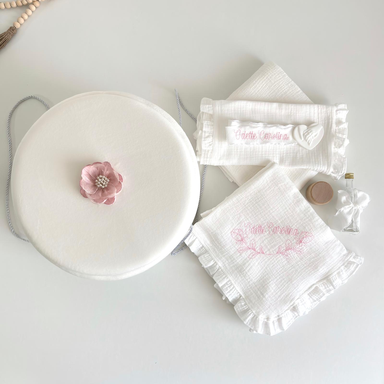 Trusou din Muselina Pentru Botez Personalizat + Cutie Pentru Trusou cu floare BT018