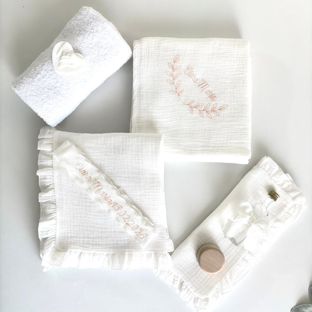 Trusou din Muselina Pentru Botez Personalizat + Cutie Pentru Trusou cu fluture BT024