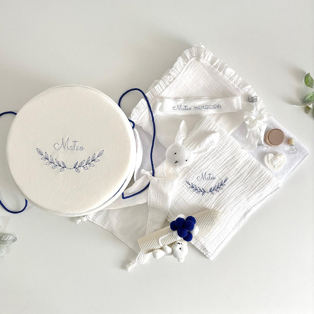 Set Trusou din Muselina Pentru Botez Personalizat + Cutie Pentru Trusou Personalizată si Lumânare TB029