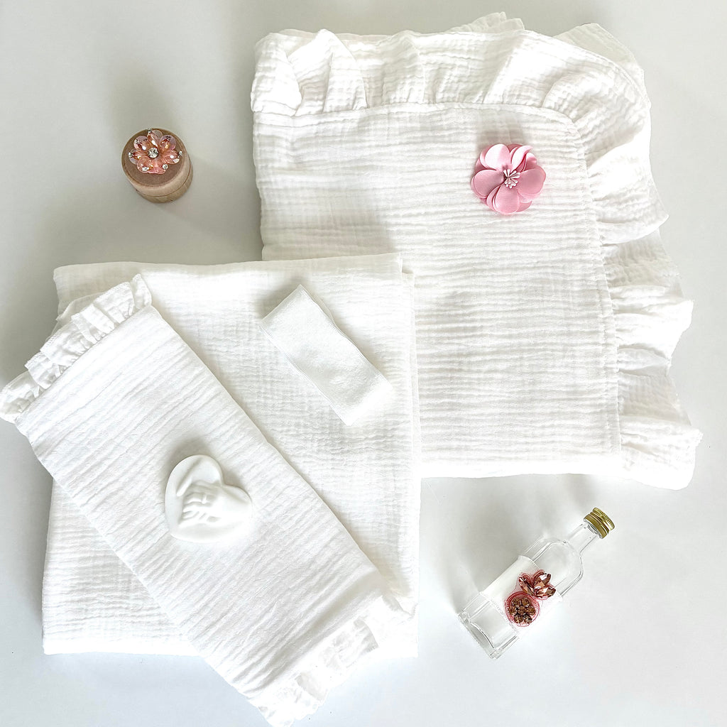 Trusou din muselina pentru Botez + Cutie pentru trusou -Model 1026