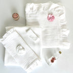 Trusou din muselina pentru Botez + Cutie pentru trusou -Model 1026