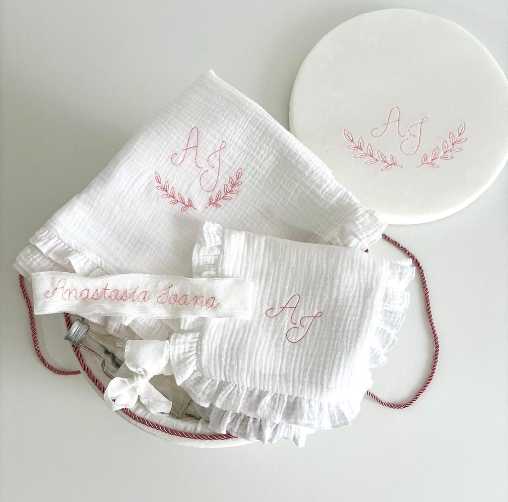 Trusou din Muselina Pentru Botez Personalizat + Cutie Pentru Trusou Personalizată TB032