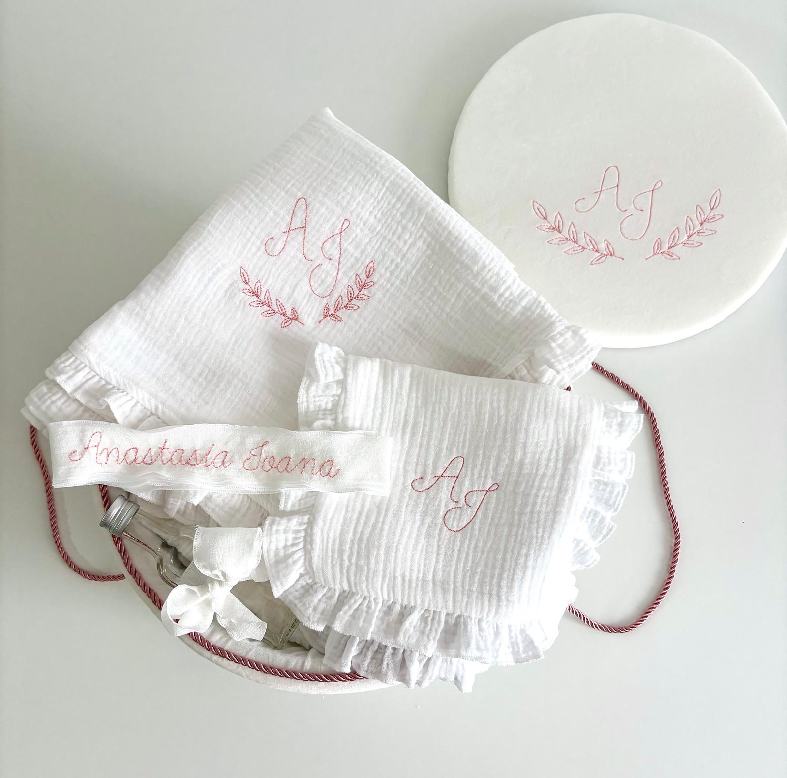 Trusou din Muselina Pentru Botez Personalizat + Cutie Pentru Trusou Personalizată TB032