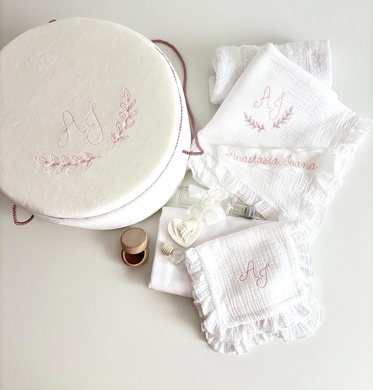 Trusou din Muselina Pentru Botez Personalizat + Cutie Pentru Trusou Personalizată TB032