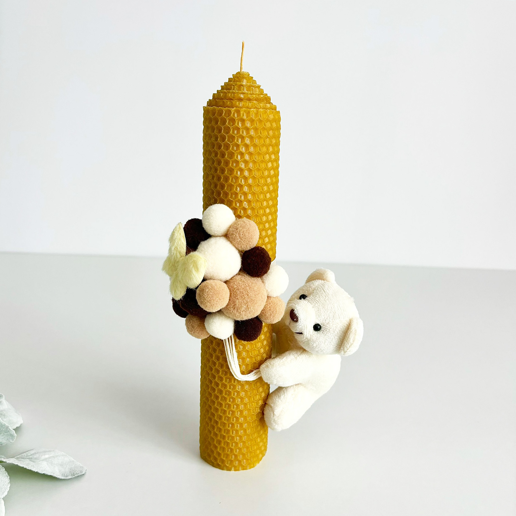 Lumânare de botez din ceară naturală  și biluțe catifelate și ursuleț