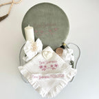 Set Trusou din Muselina Pentru Botez Personalizat + Cutie Pentru Trusou Personalizată si Lumânare TB031