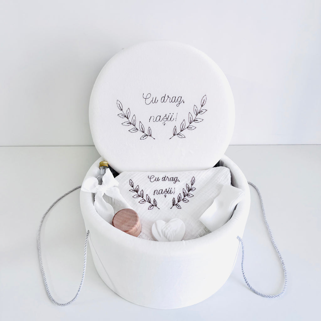 Trusou Din Muselina Pentru Botez + Cutie Pentru Trusou Brodată