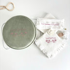 Trusou din Muselina Pentru Botez Personalizat + Cutie Pentru Trusou Personalizată TB032