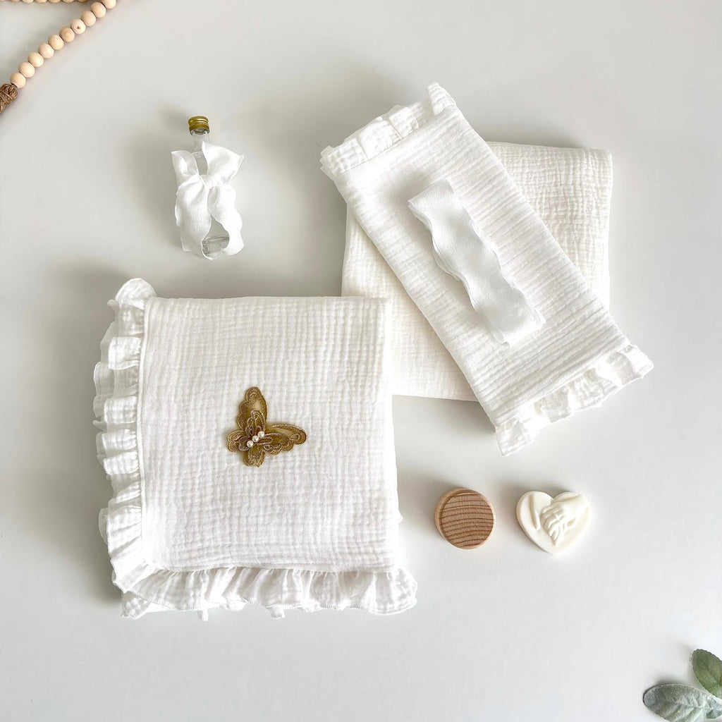 Trusou din Muselina Ivory Pentru Botez cu Fluture Maro