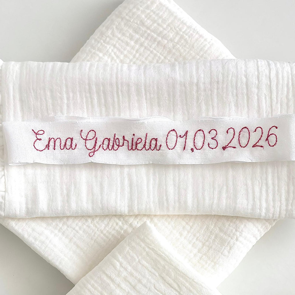Set Trusou din Muselina Pentru Botez Personalizat + Cutie Pentru Trusou Personalizată si Lumânare TB031