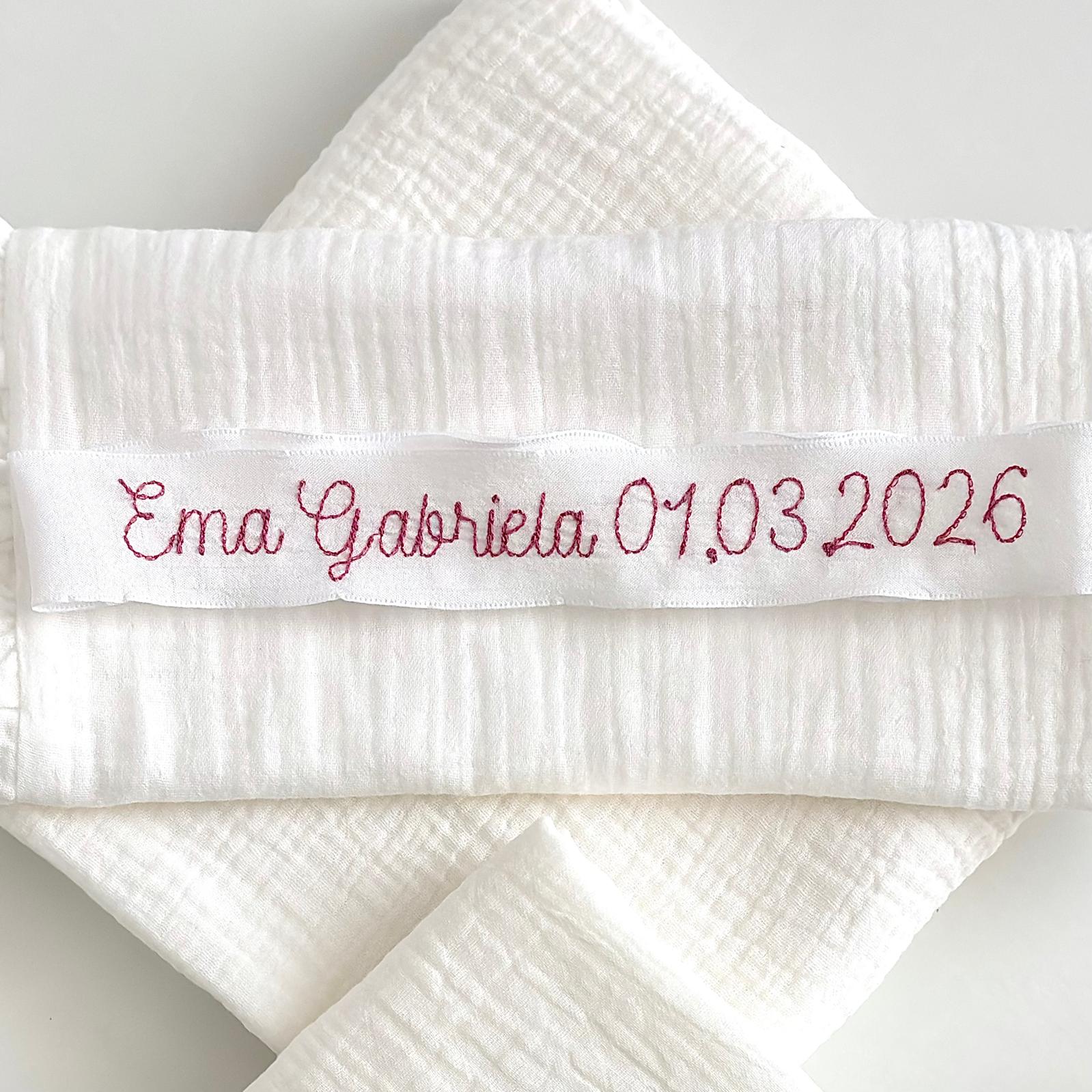 Set Trusou din Muselina Pentru Botez Personalizat + Cutie Pentru Trusou Personalizată si Lumânare TB031