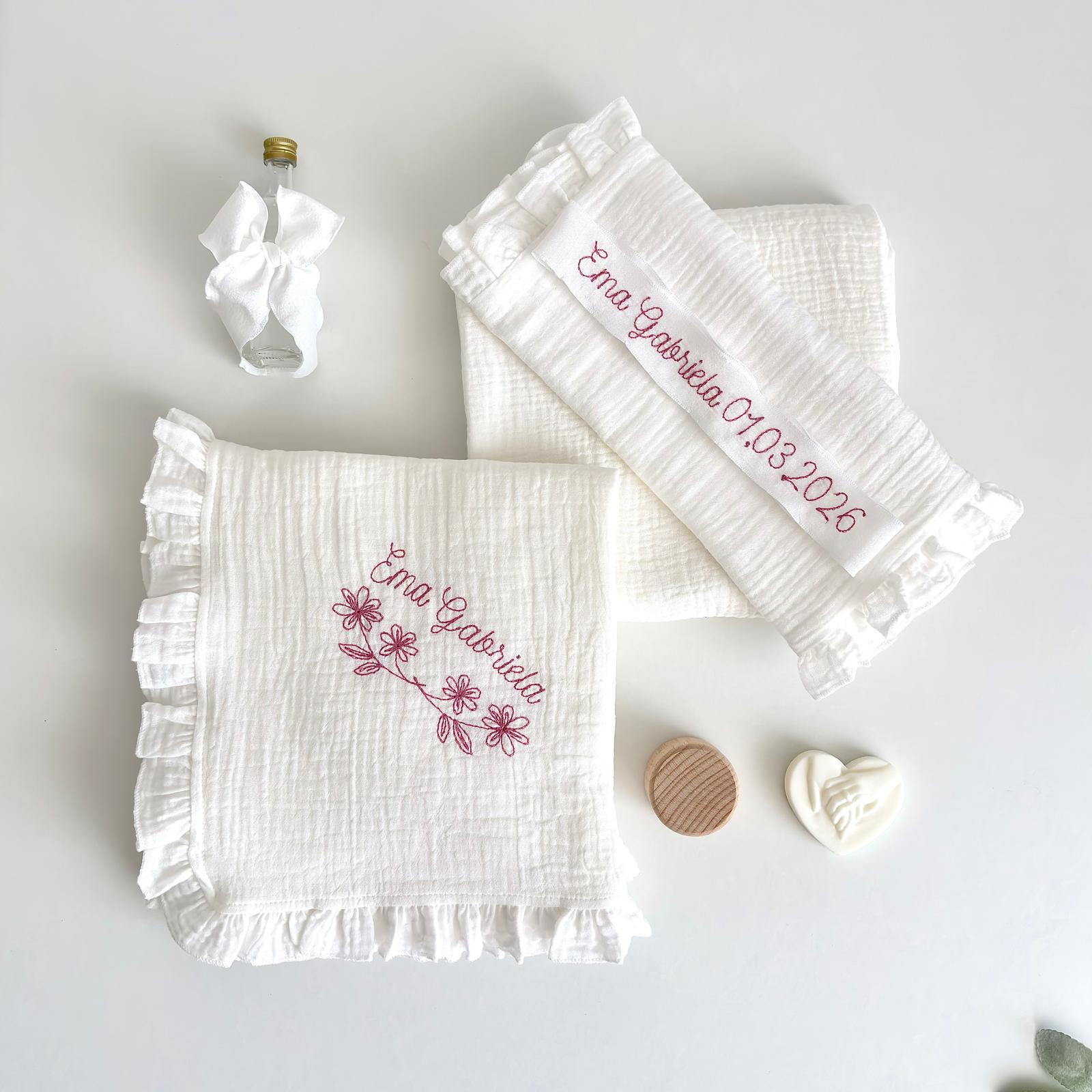 Set Trusou din Muselina Pentru Botez Personalizat + Cutie Pentru Trusou Personalizată si Lumânare TB031