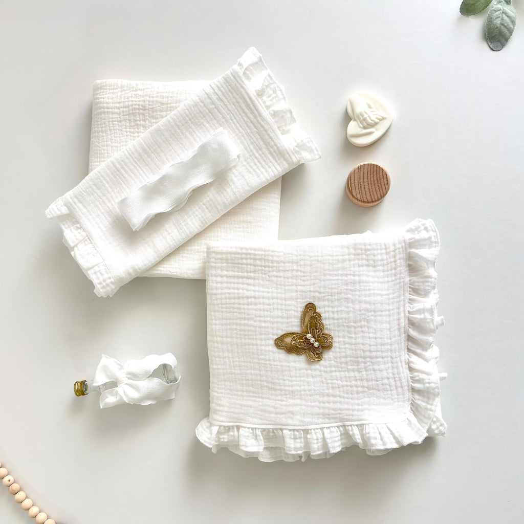 Trusou din Muselina Ivory Pentru Botez cu Fluture Maro