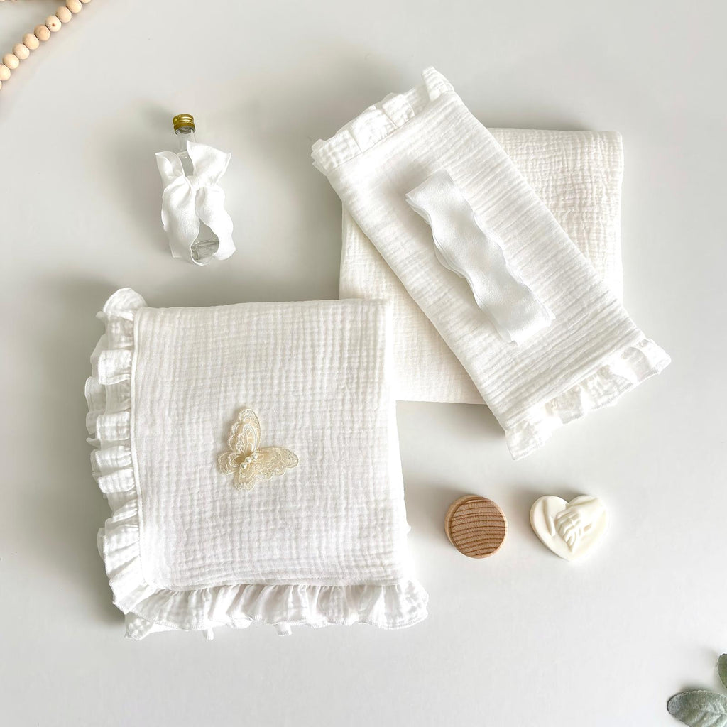 Trusou din Muselina Ivory Pentru Botez cu Fluture Crem