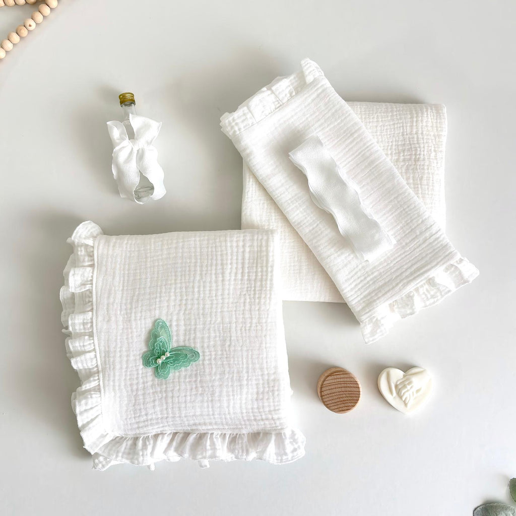 Trusou din Muselina Pentru Botez + Cutie Pentru Trusou Catifea Verde cu fluturi