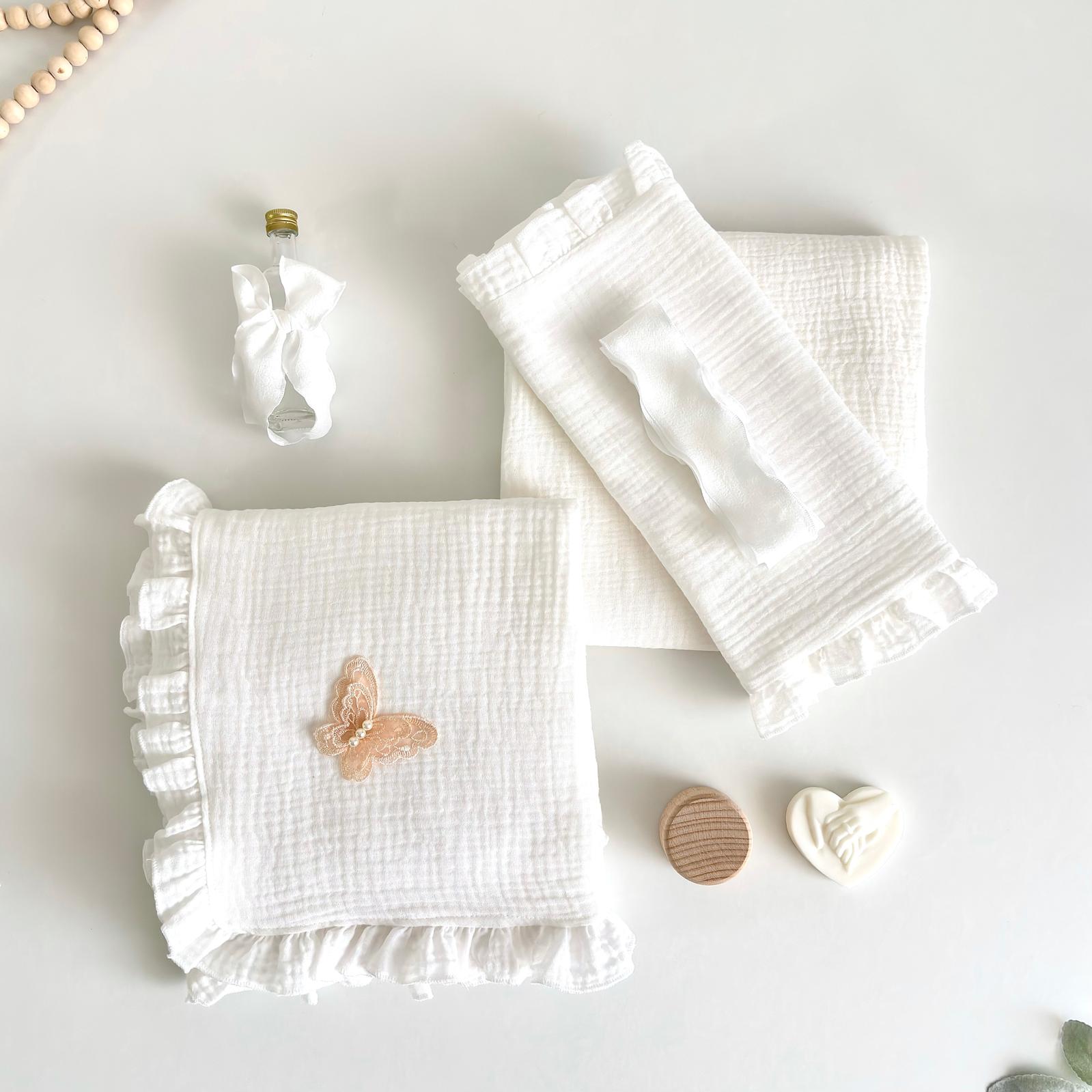 Trusou din Muselina Pentru Botez + Cutie Pentru Trusou Catifea Roz pudră cu fluturi