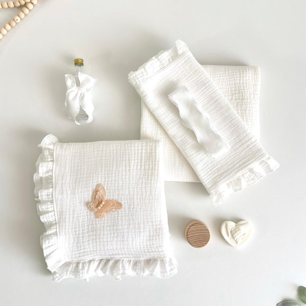 Trusou din Muselina Ivory Pentru Botez cu Fluture Somon